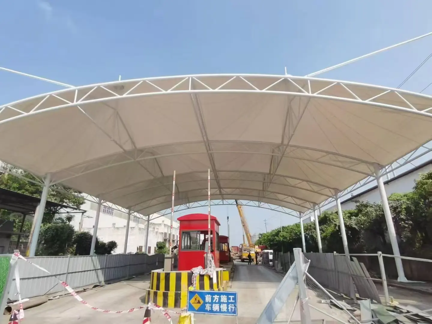 【贵州白云雨棚】怎么选择【源头工厂】：解决雨棚建造盲目选择的选型标准